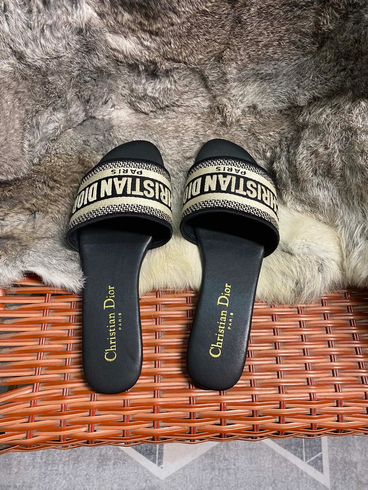 👟👟Ex-factory price 360👟👟 Women's Shoes Women's Clothing Women's Shoes Women's Clothing Women's Shoes Women's Clothing Dior Dior West Coast Hawaiian style, Logo woven canvas slippers®️Classic and high-quality glamorous masterpieces The most popular spring and summer series in the counter. It has temperament, fashion, classic and durable design style 😌The effect on the feet is particularly beautiful〰️ ⚠️ •Upper: Original customized canvas computer embroidered logo •Inner lining/foot pads: Original customized sheepskin lining and sheepskin pad •Size: 35-43